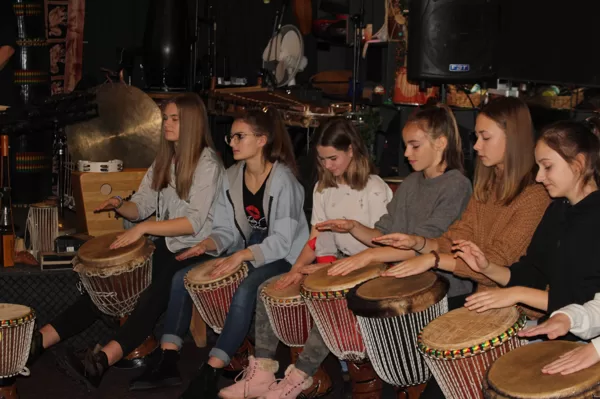 SKOLĒNU EKSKURSIJA NILA ĪLES MŪZIKAS STUDIJĀ